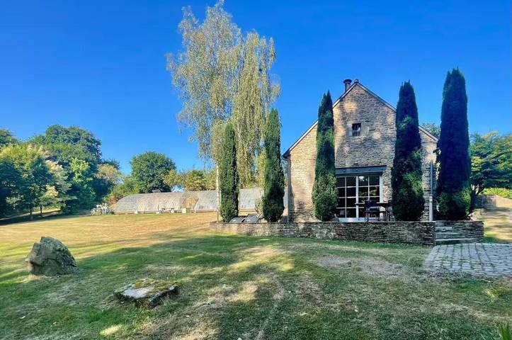 Location de vacances pour 6 personnes, avec vue sur le lac ainsi que jardin et vue, adapté aux familles à Langrolay-sur-Rance