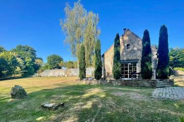Gîte pour 6 personnes, avec vue ainsi que vue sur le lac et jardin, adapté aux familles à Langrolay-sur-Rance
