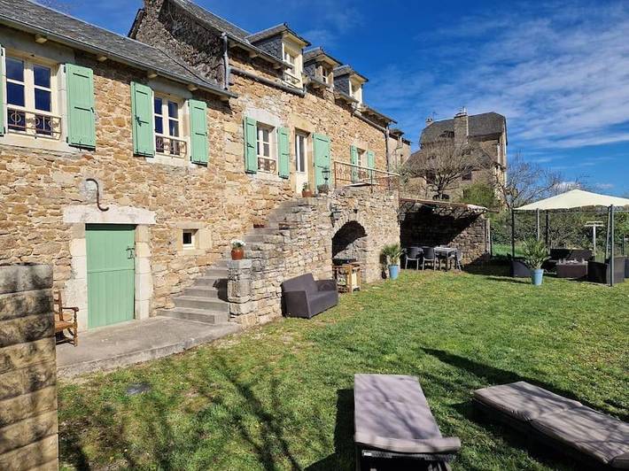 Location de vacances pour 10 personnes, avec Terrasse ainsi que Jardin et Vue à Montrozier