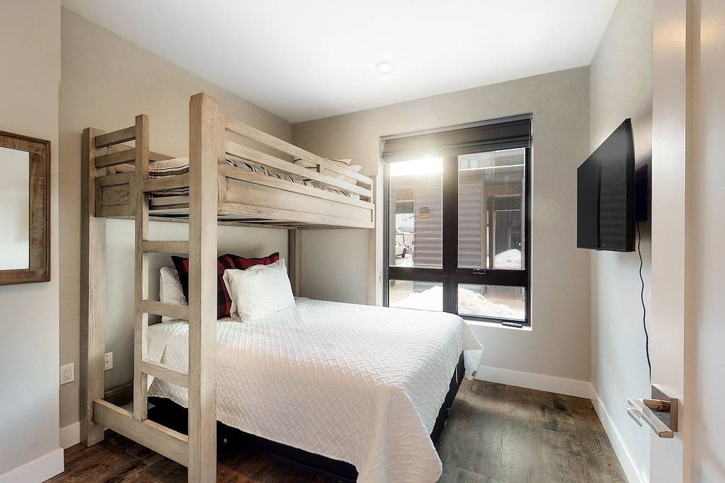 Ganze Wohnung, Modern riverfront condo w/ a gas fireplace, washer/dryer & private patio in Silverthorne, Arapaho and Roosevelt National Forests