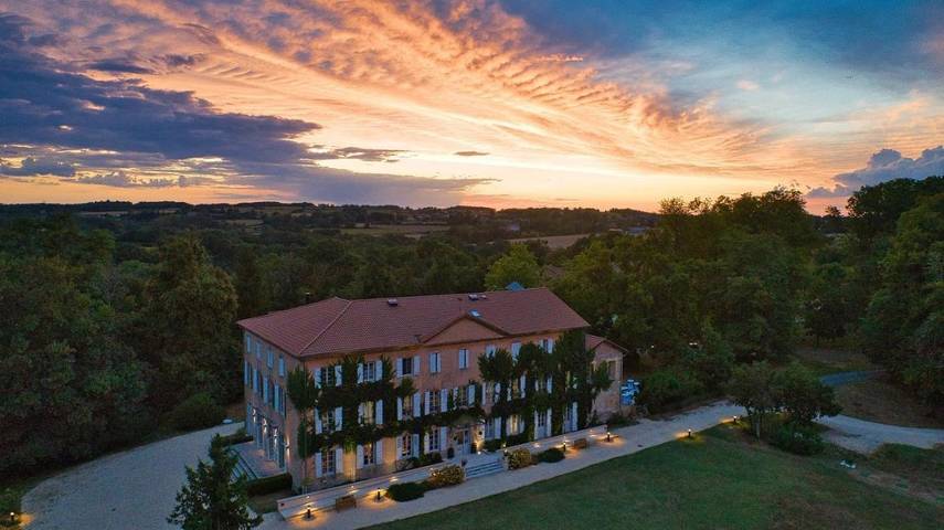 Hôtel pour 3 personnes, avec jardin et vue, animaux acceptés dans Maubec (Isère)