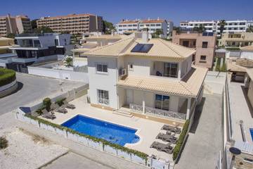 Villa for 8 People in Guia, Faro District, Photo 1