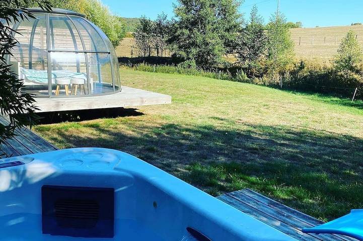 Gîte pour 2 personnes, avec Jacuzzi et Terrasse ainsi que Jardin et Sauna