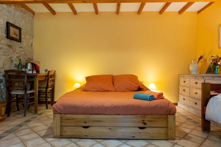 Bed and Breakfast 'Chambre' con Terrazza Privata, Giardino Condiviso e Wi-Fi in Saint-Étienne-les-Orgues, Forcalquier e dintorni