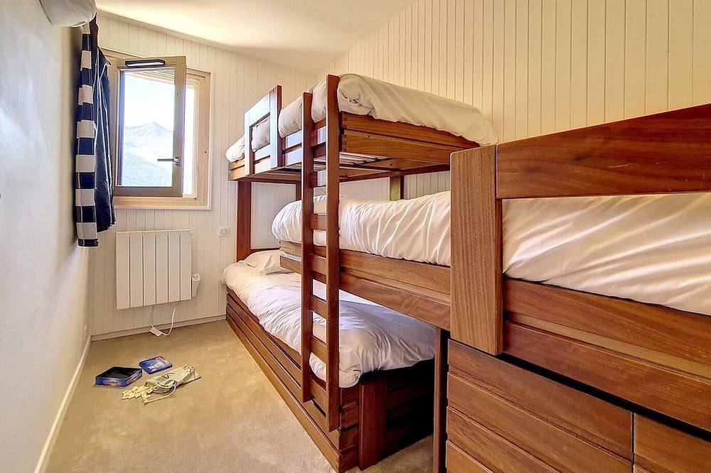 Entire apartment, Spacious renovated ski-in/out apt, balcony, parking, Wi-Fi in Méribel-Mottaret, Les Allues