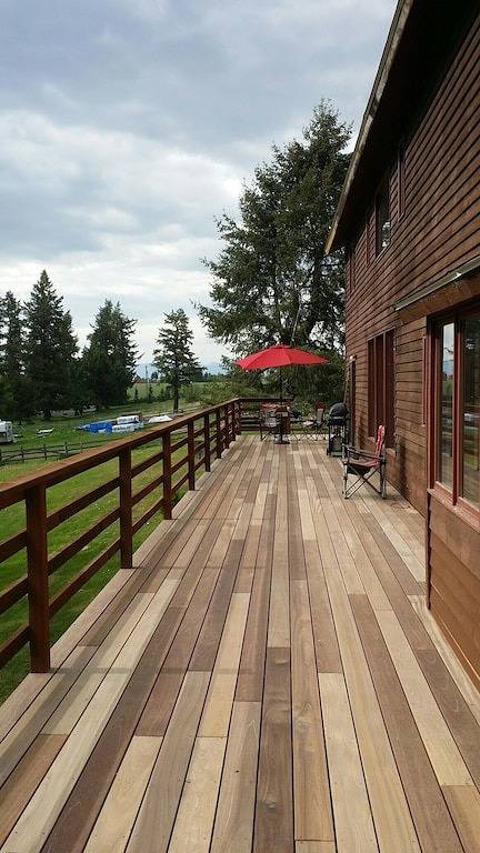 Vacation rental for 13 people, with terrace and hot tub in Flathead Lake