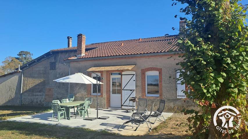 Gîte pour 8 personnes, avec terrasse à Fréjairolles