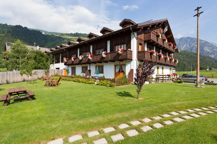 Aparthotel para 5 personas, con terraza además de vistas y jardín - 1