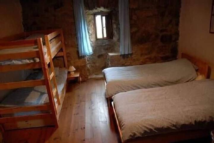 Location de vacances pour 6 personnes, avec terrasse et jardin ainsi que jacuzzi et piscine à Pied-de-Borne - 3