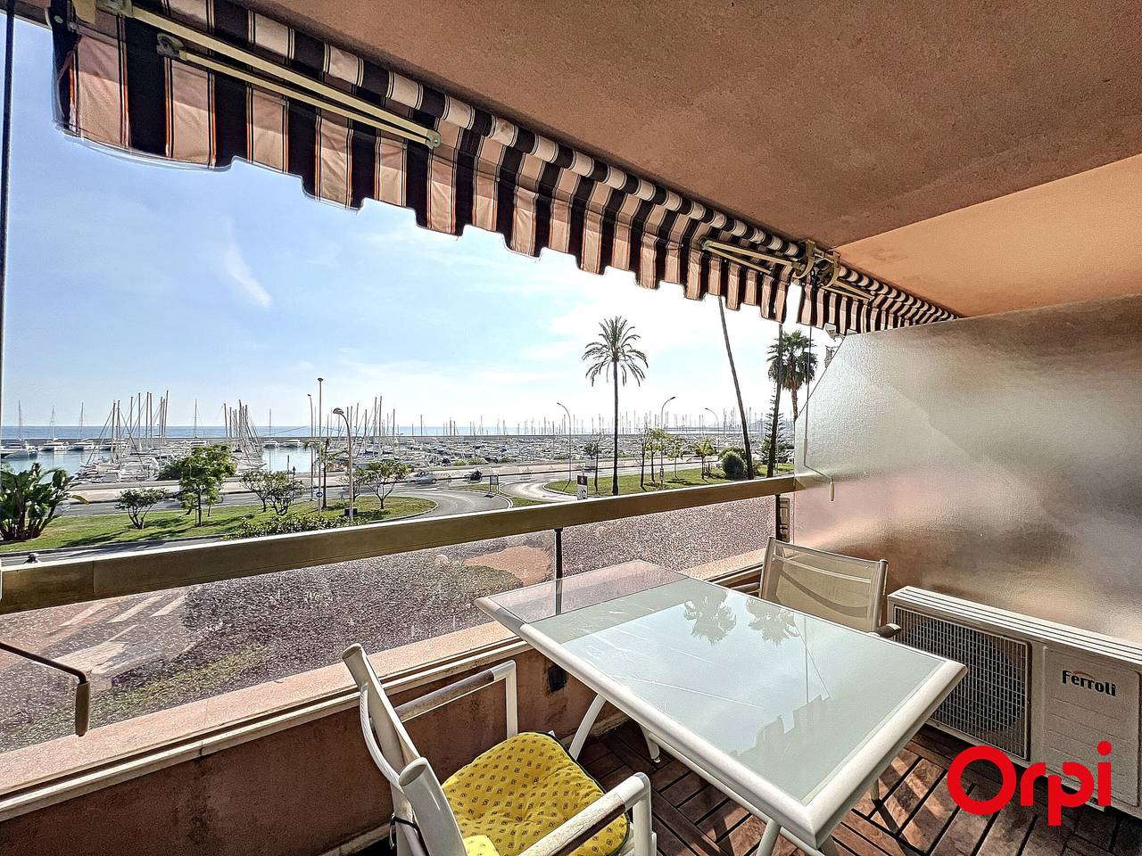 Studio entier, Studio spacieux, climatisé avec vue mer, piscine, Wifi et parking privé à Menton in Menton, Région de Nice