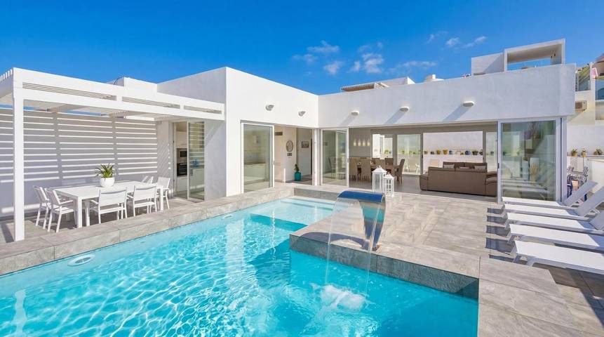 Ferienhaus für 8 Personen, mit Balkon und Whirlpool sowie Terrasse und Garten in Mellieha