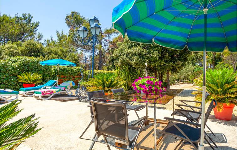 Location de vacances pour 8 personnes, avec terrasse ainsi que jardin et piscine, adapté aux familles dans Parc naturel régional de la Sainte-Baume - 3
