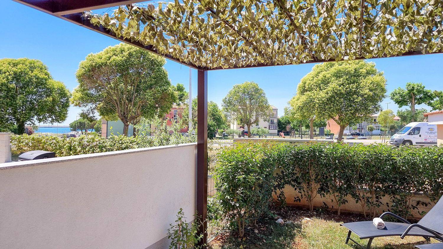 Entire apartment, Strandnahes Apartment mit Meerblick, mediterranem Garten, Liegen, Waschmaschine in Umag, Umag Region