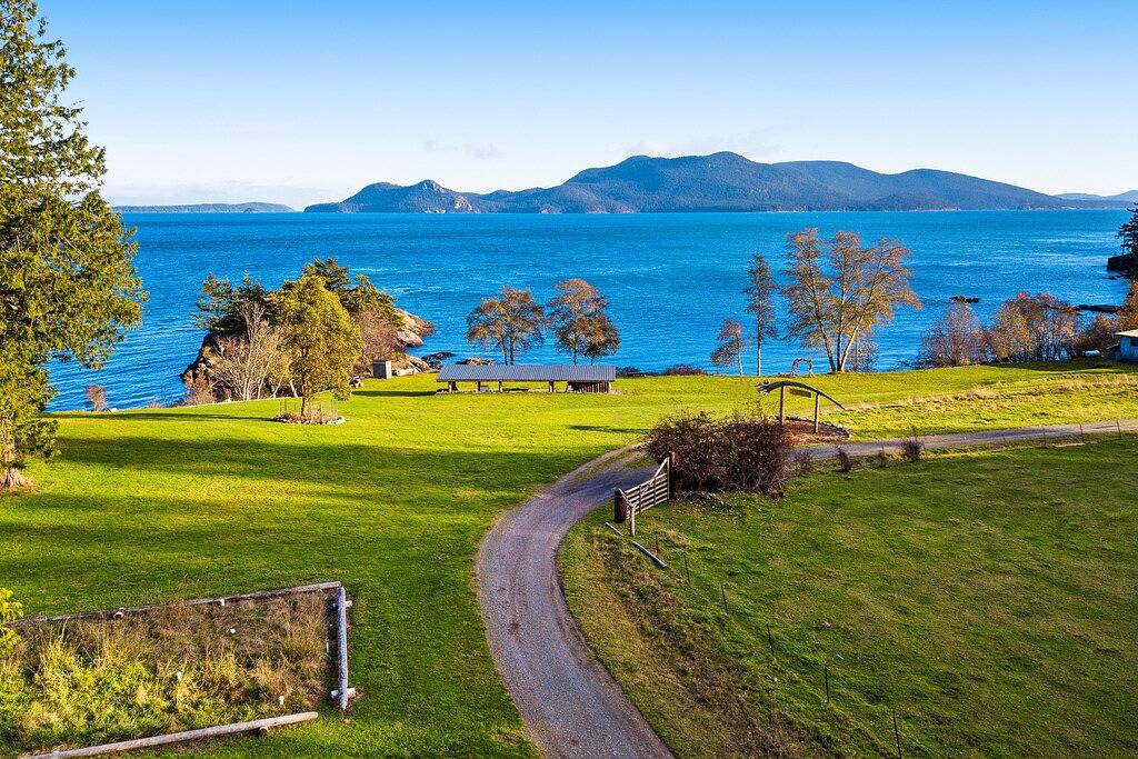Cottage am Strand in Buoy Bay mit Zugang zum Strand und Bootsanlegestelle in Orcas Island