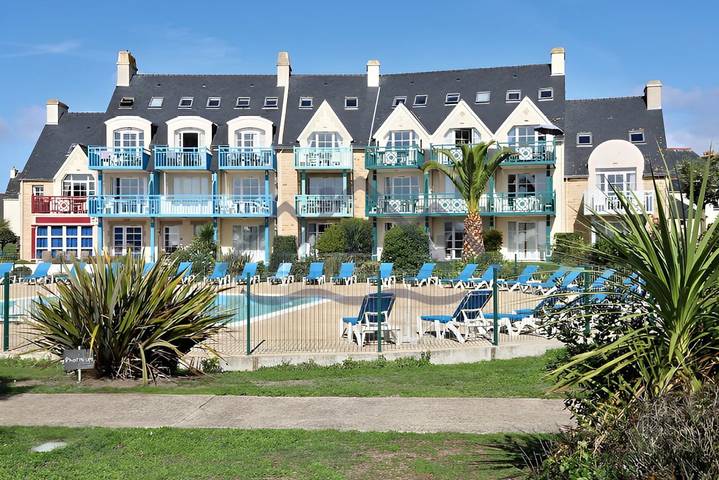 Appartement de vacances pour 4 personnes, avec balcon ainsi que jardin et piscine, animaux acceptés