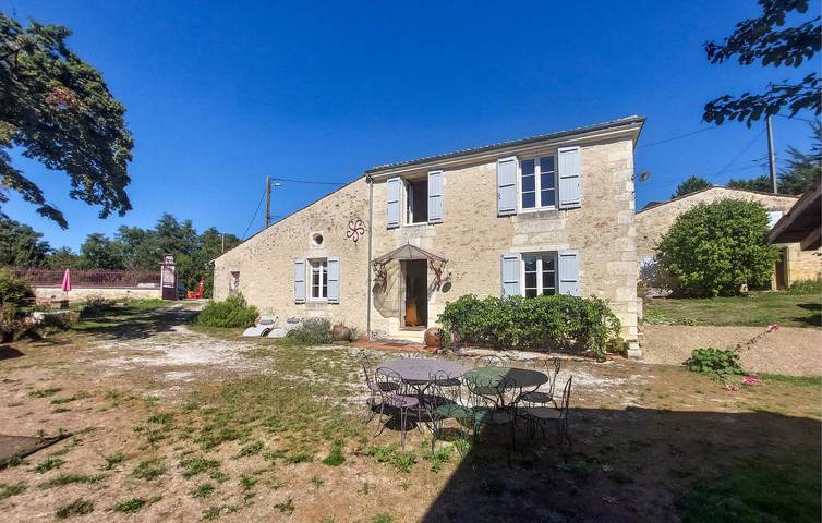 Location de vacances pour 8 personnes, avec Terrasse ainsi que Jardin et Piscine à Le Douhet