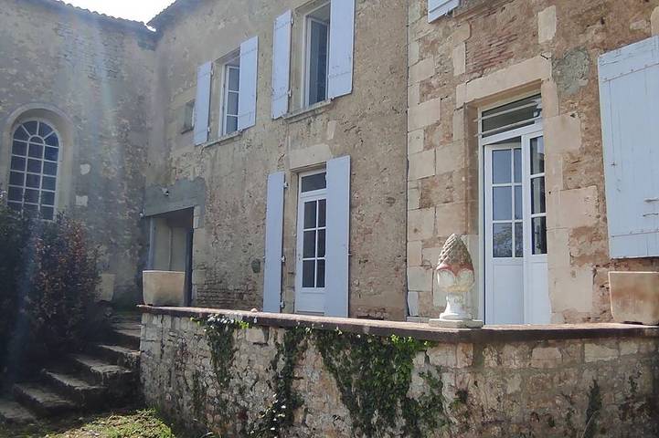 Location de vacances pour 8 personnes, avec jardin à Champdeniers-Saint-Denis