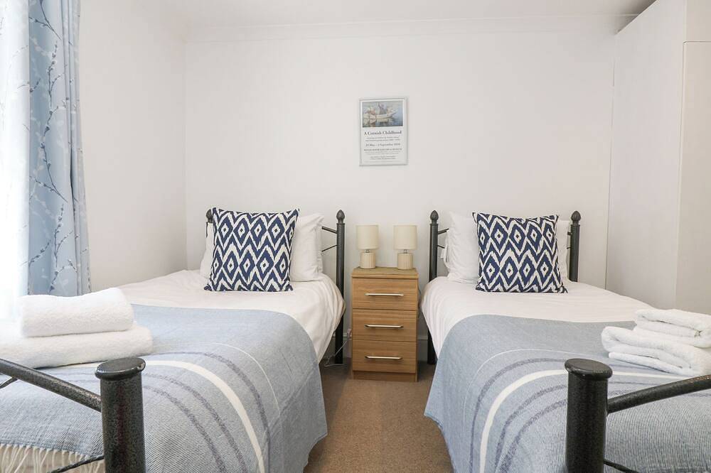 Godrevy, country holiday cottage, with a garden in Porthcurno in Porthcurno, Cornwall