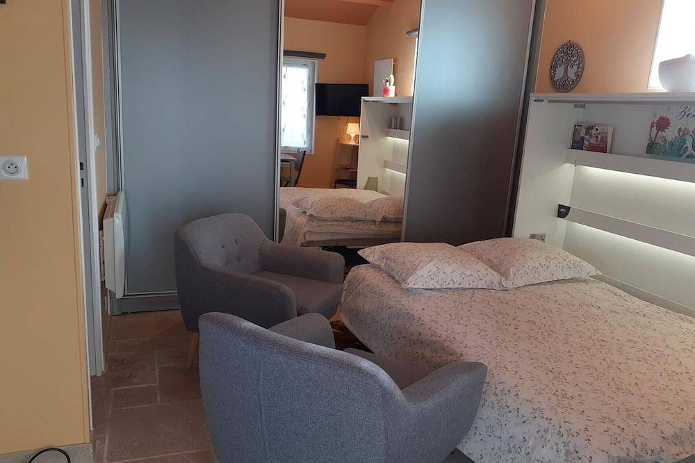Appartement entier, Studio à la campagne avec piscine partagée et jardin in Vendat, Région de Vichy