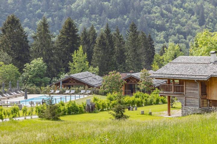 Ferienhaus für 4 Personen, mit Balkon und Whirlpool sowie Terrasse und Garten in Bezzecca