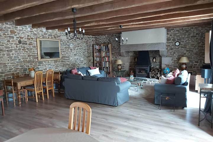Gîte pour 10 personnes, avec Terrasse ainsi que Jardin et Piscine à Les Champs-Géraux