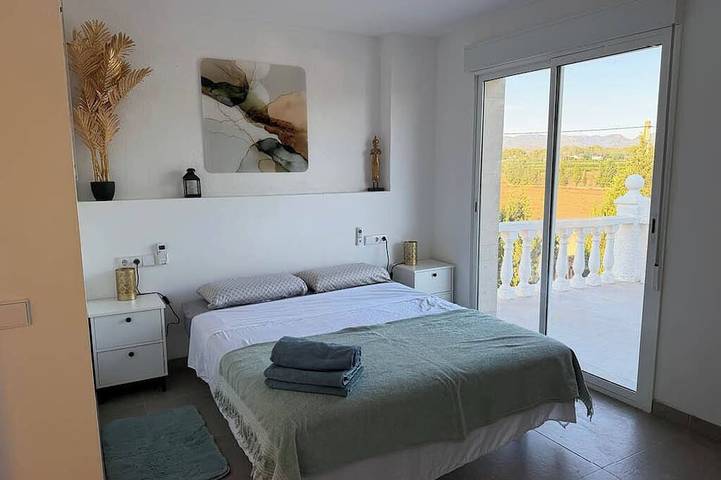 Villa Perfecta: A 5-bedroom villa with a pool, just 30 minutes from Valencia! in Liria, Provincia de Valencia