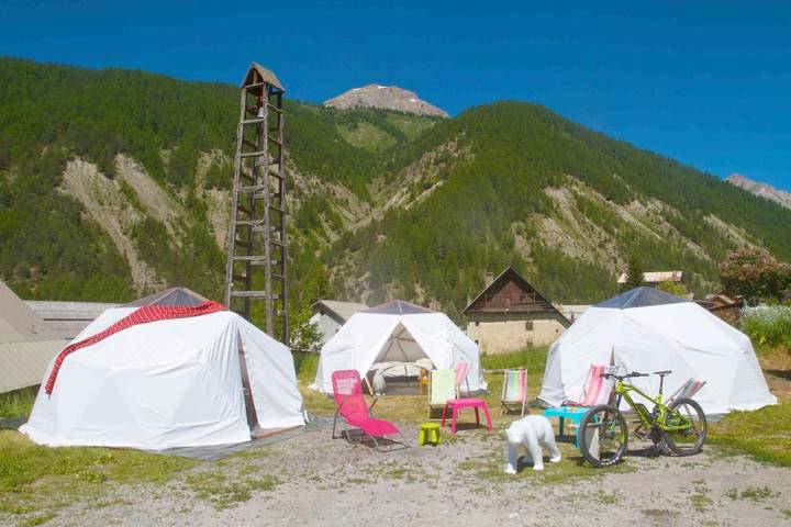 Tente pour 3 personnes, avec Terrasse ainsi que Jardin et Vue dans Hautes-Alpe