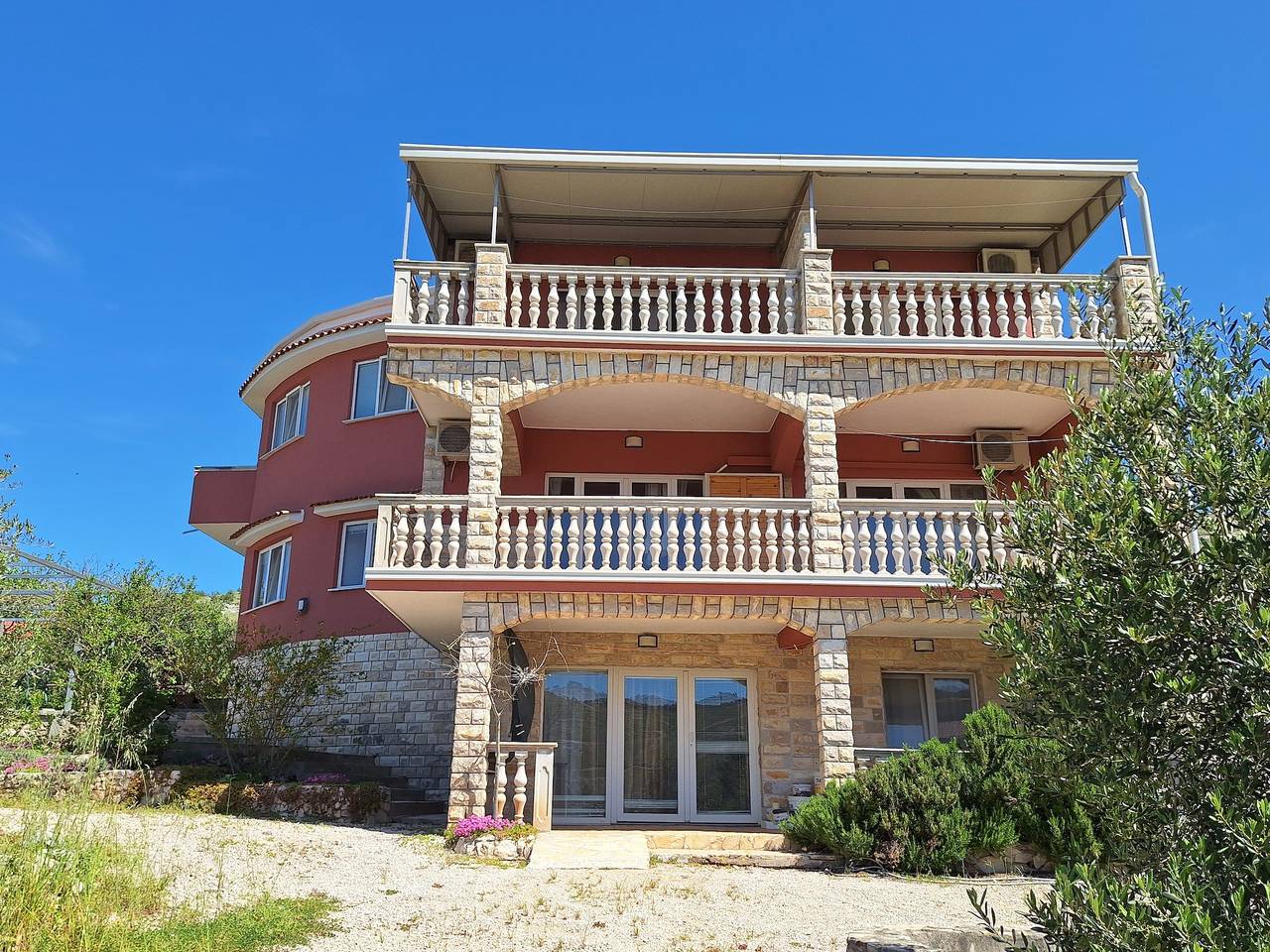Ganze Wohnung, 1-Zimmer-Ferienwohnung mit Terrasse und Meerblick Grebastica, Sibenik A-24934-c in Zaboric, Šibenik-Knin
