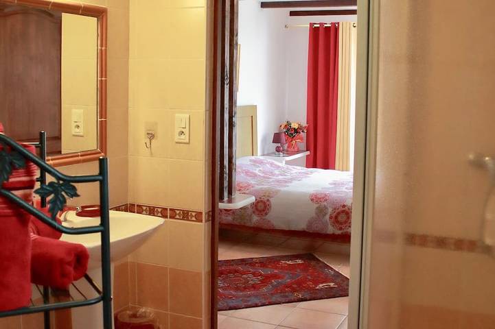 Gîte pour 4 personnes, avec terrasse ainsi que piscine et jardin à Venzolasca - 4