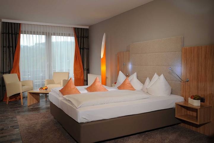 Ferienhaus für 2 Personen, mit Balkon und Pool sowie Garten, mit Haustier in Vöhl