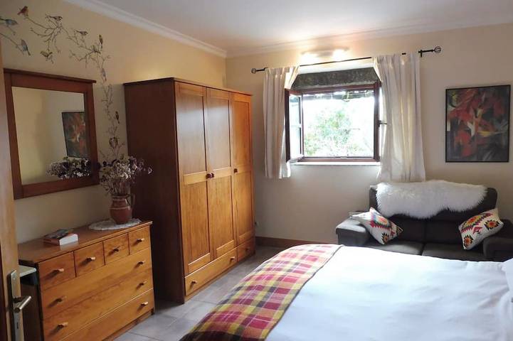 Ganze Wohnung, Beautiful spacious farmhouse apartment, with private pool, terrace, Bbq, Netflix in Longos, Braga Distrikt