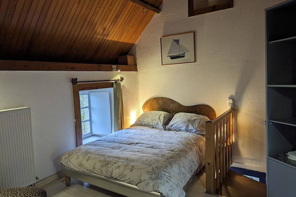 Mill for 2, facing the sea, 300m to the beach and great walks. Next to a castle. in Urville-Nacqueville, Côte de la Déroute