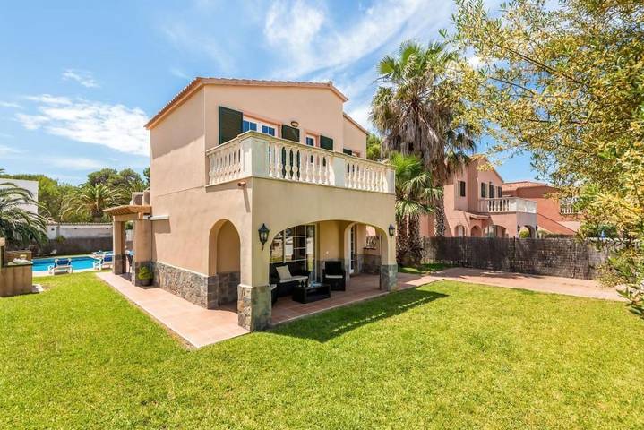 Villa pour 8 personnes, avec piscine ainsi que jardin et balcon à Cala Blanca - 3