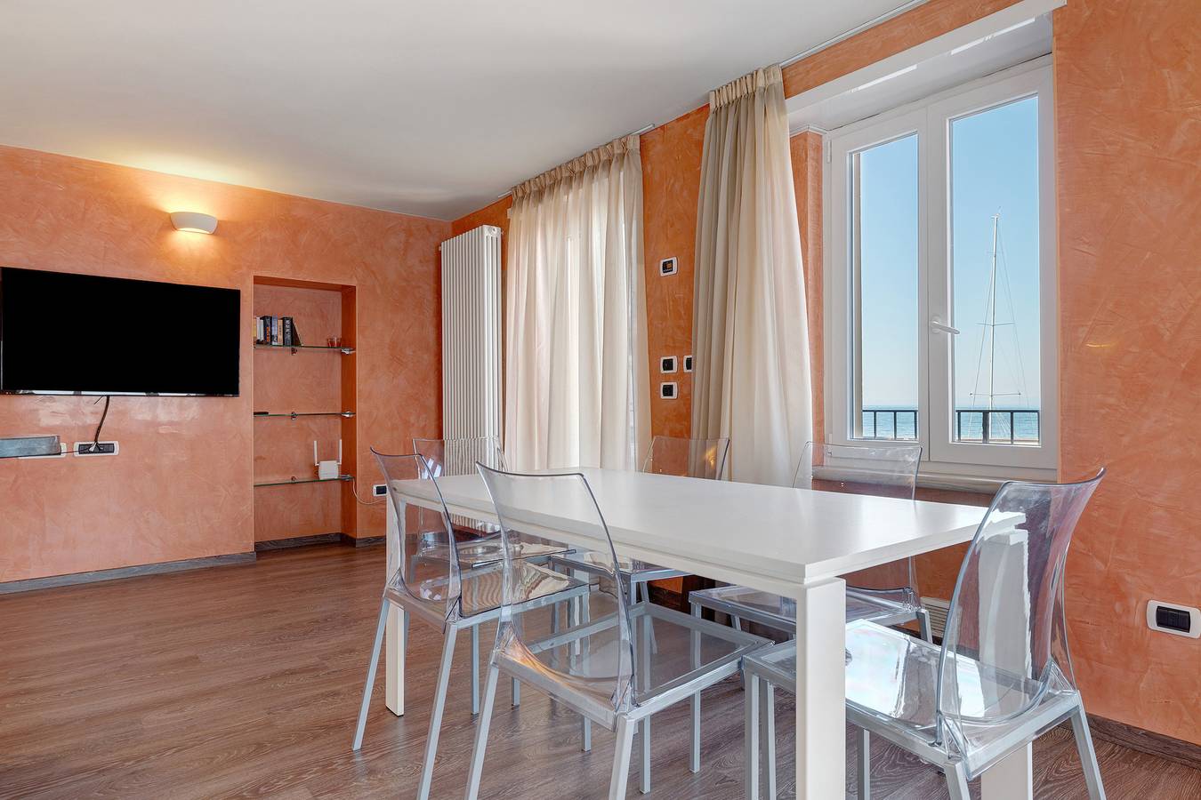Ganze Wohnung, Ferienwohnung 'Bianca' mit Seeblick, Wi-Fi und Klimaanlage in Castelletto di Brenzone, Brenzone