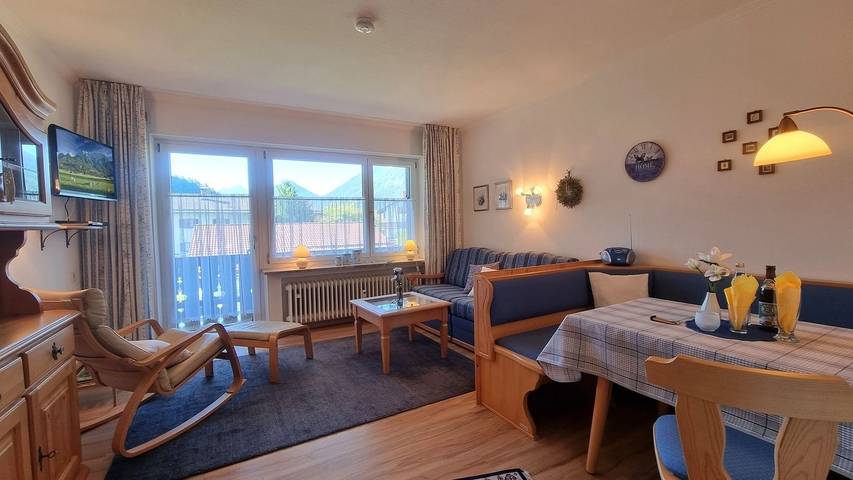 Ferienwohnung für 3 Personen, mit Balkon und Ausblick sowie Pool im Mittenwald