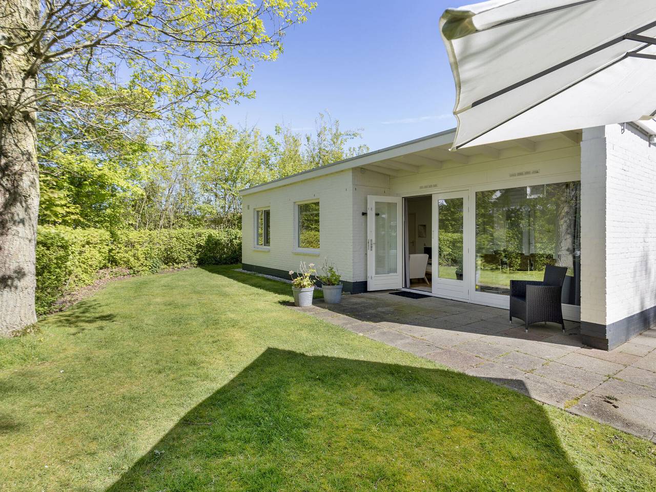 Strandhuis met heerlijke tuin in het groen in Groot Valkenisse, Biggekerke