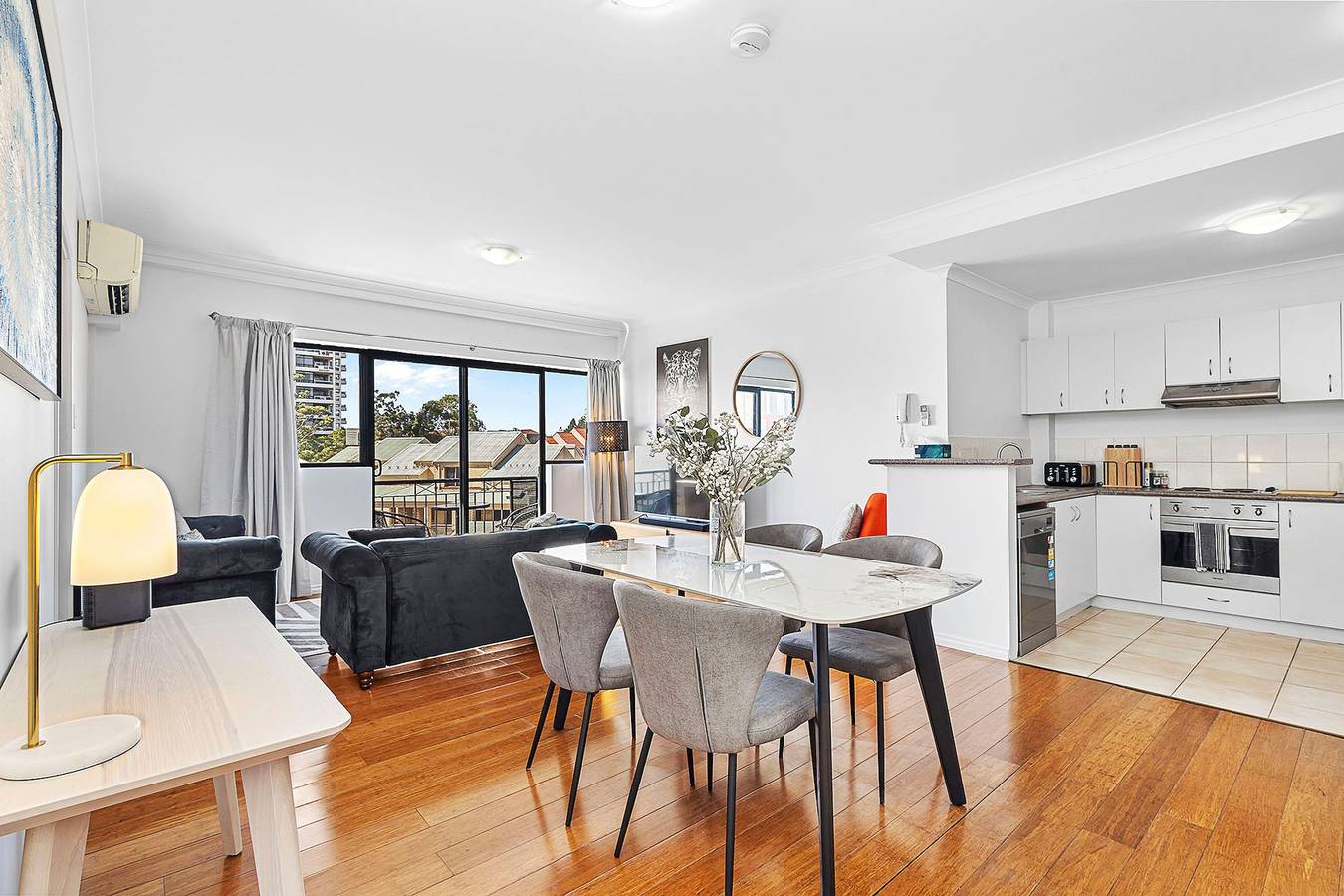 Entire apartment, Modern 2Br | Pool, Gym, Parking in East Perth, Perth