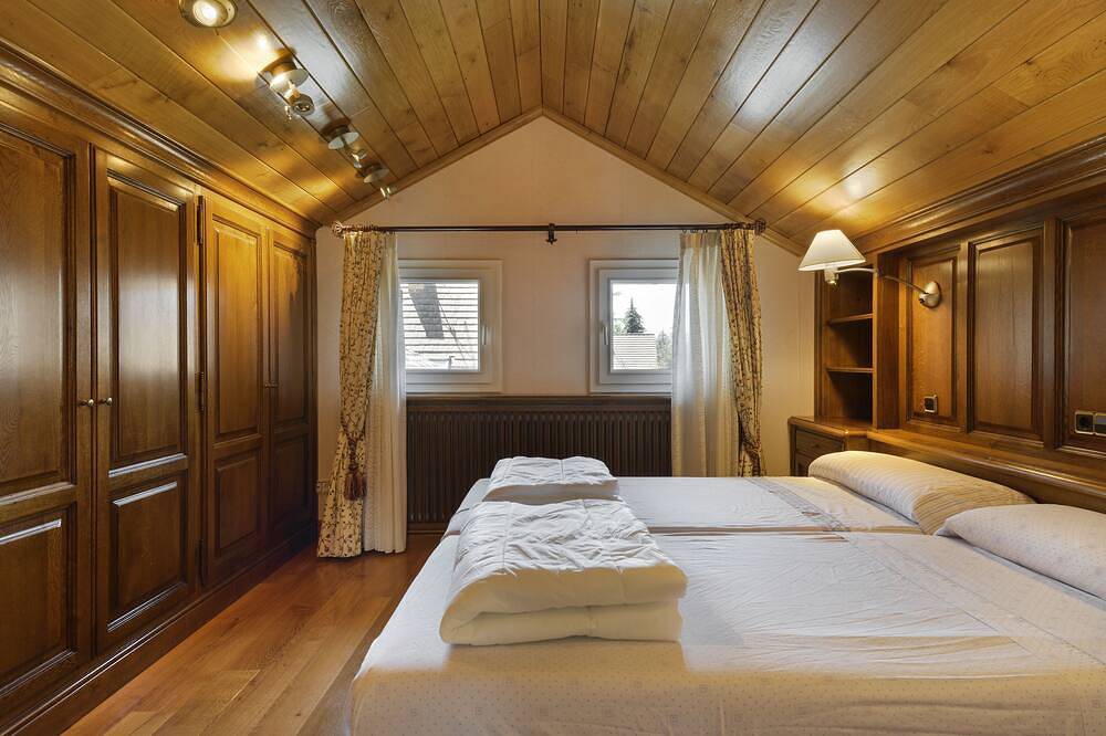 Chalet In Jaca. Ski. Private Pool in Jaca, Spanish Pyrenees