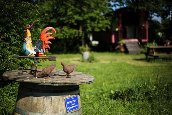 Location de vacances pour 2 personnes, avec Terrasse et Jacuzzi ainsi que Jardin et Piscine à Lansac