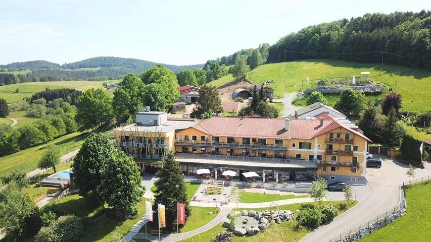 Hotel für 3 Personen, mit Balkon und Whirlpool sowie Terrasse und Garten in Schönberg (Bayern)