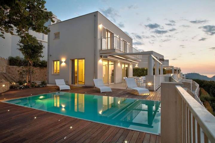 Ferienwohnung für 8 Personen, mit Balkon/Terrasse und Garten sowie Pool