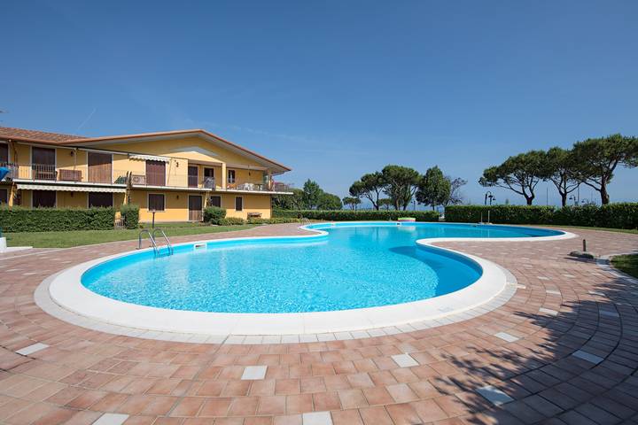 Location de vacances pour 4 personnes, avec vue sur le lac ainsi que jardin et terrasse, animaux acceptés à Sirmione
