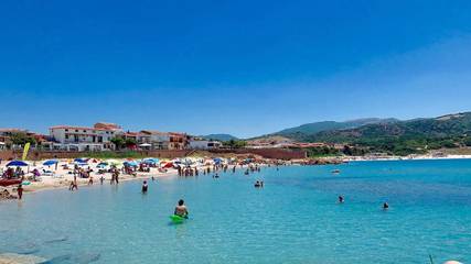 Location de vacances pour 4 personnes, avec vue et terrasse à Isola Rossa