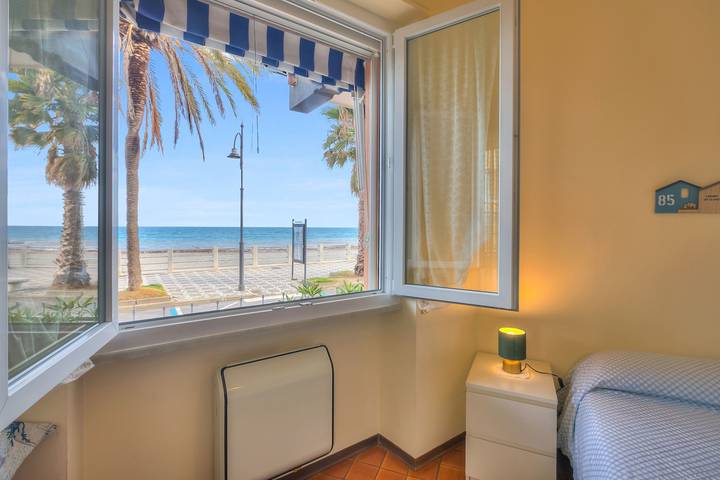 Appartamento intero, Mer Vivante - Front Beach in Bagni Derna, Albenga