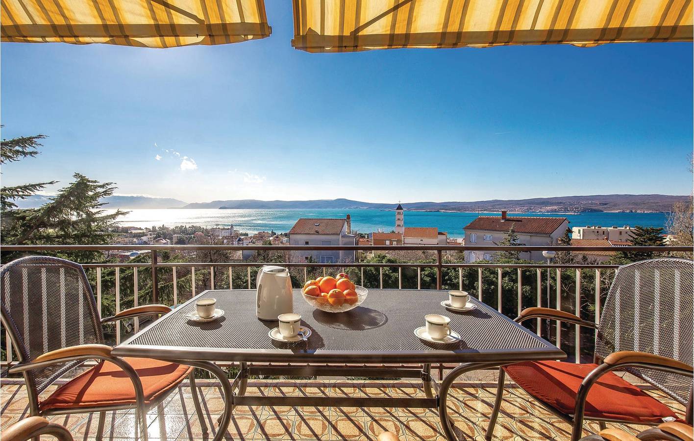 Geheel vakantieappartement, Gezellig appartement met 2 slaapkamers, terras, wifi en toegang tot het strand op 600 meter afstand in Crikvenica, Primorje-Gorski Kotar