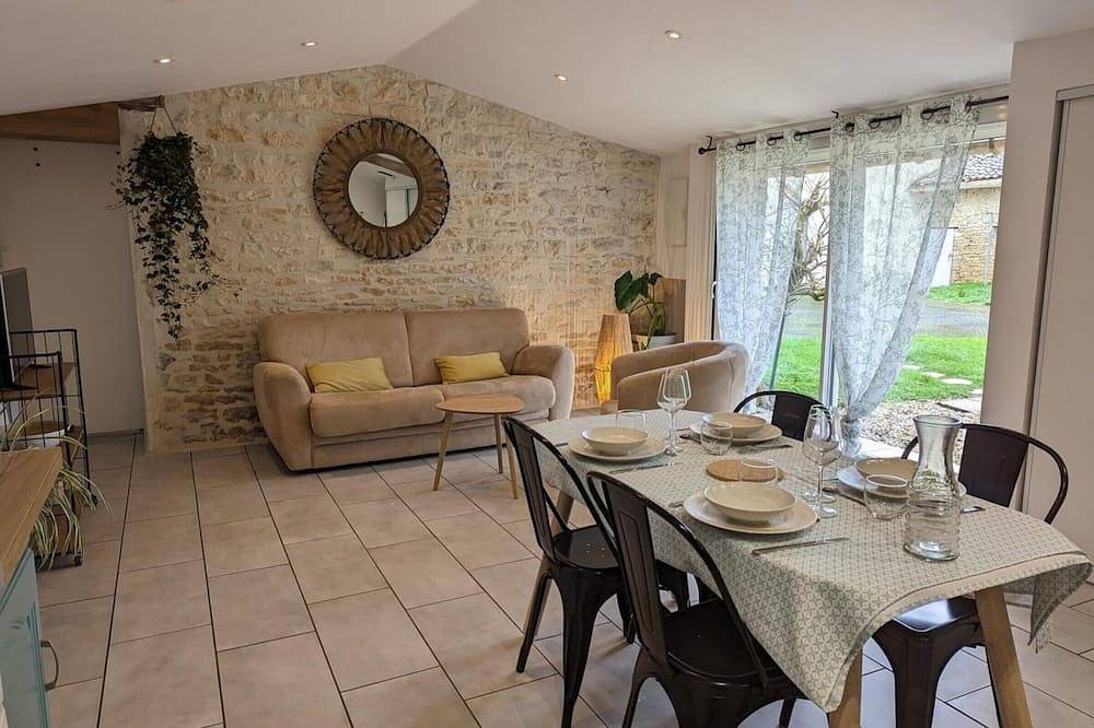 Maison charentaise avec piscine chauffée, jardin privé et proche commerces, idéale pour couples in Aunac, Charente