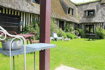 Gîte pour 20 personnes, avec piscine et terrasse ainsi que jardin et sauna à Fatouville-Grestain
