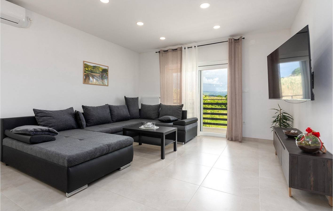 Geräumige 2-Zimmer-Wohnung mit Pool, WLAN und Parkplatz in Buzet, Zentralistrien