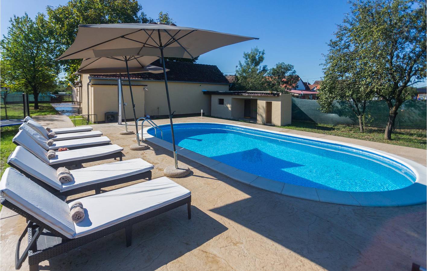 Gemütliches Apartment mit Pool, WiFi & Parkplatz in Brod-Posavina