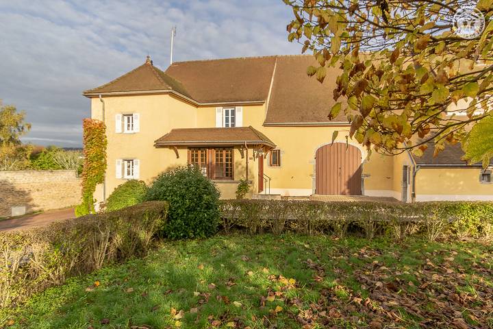 Gîte pour 8 personnes, avec terrasse ainsi que vue et jardin à Saint-Maurice-lès-Couches